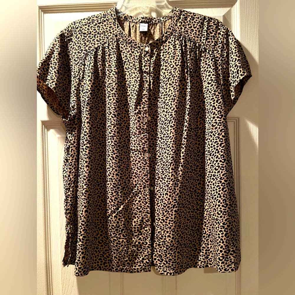 Old Navy Leopard Print Short Sleeve Blouse in Tan and Black